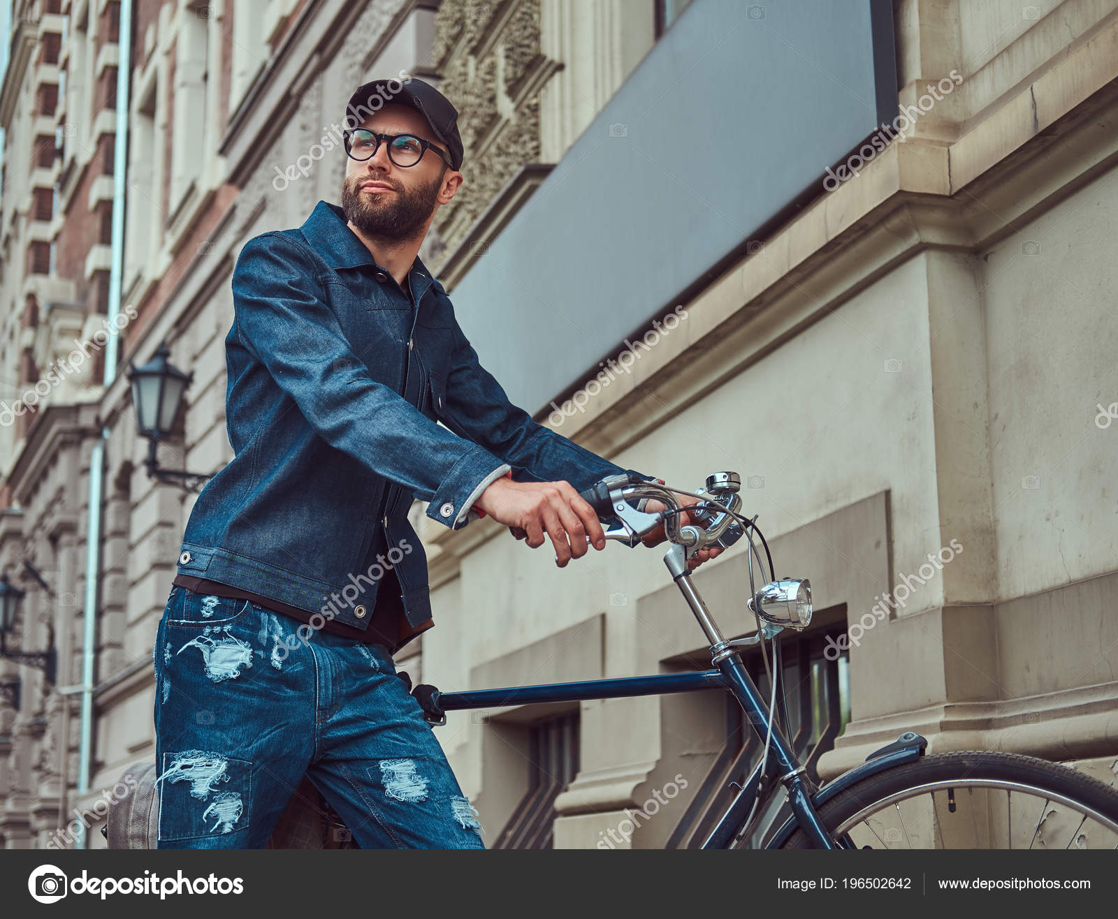 Retrato Hombre Moda Ropa Caminando Con Bicicleta Ciudad Una: fotografía de stock fxquadro #196502642 | Depositphotos