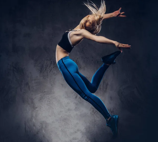 Jonge Ballerina Sportkleding Dansen Springt Een Studio Geïsoleerd Een Donkere — Stockfoto