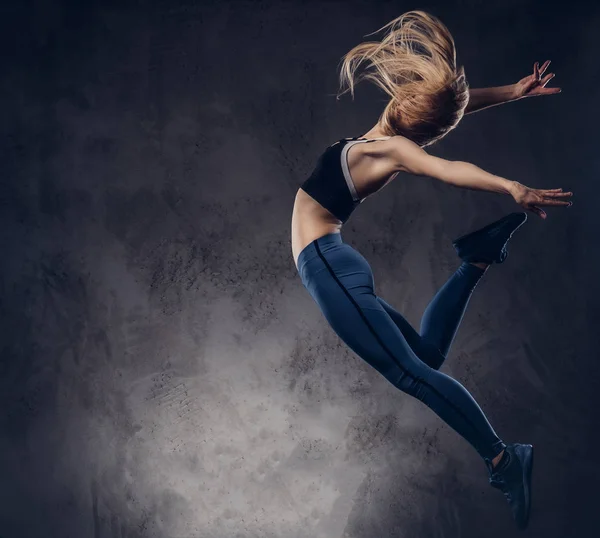 Jonge Ballerina Sportkleding Dansen Springt Een Studio Geïsoleerd Een Donkere — Stockfoto