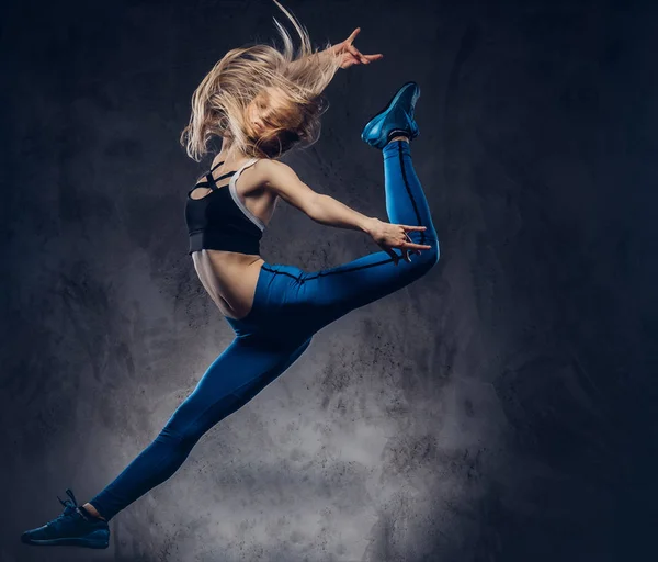 Jonge Ballerina Sportkleding Dansen Springt Een Studio Geïsoleerd Een Donkere — Stockfoto