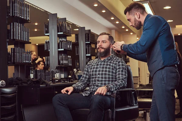 Professioneller Friseur Der Mit Einem Kunden Einem Friseursalon Zusammenarbeitet Styling — Stockfoto