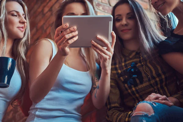 Grupa Przyjaciół Kobiet Ubranie Omawiając Patrząc Coś Cyfrowy Tablet Pokoju — Zdjęcie stockowe