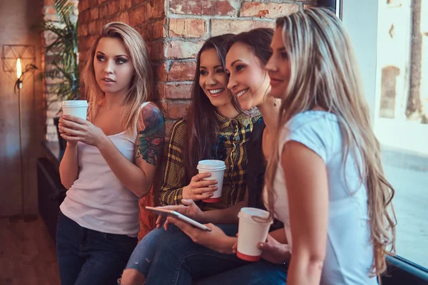 Gruppo Amiche Abiti Casual Discutono Mentre Cercano Qualcosa Tablet Digitale — Foto Stock