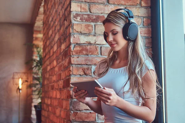 Joven Rubia Escuchando Música Usando Una Tableta Digital Mientras Está — Foto de Stock