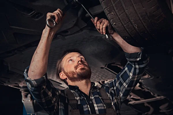 Mécanicien Auto Barbu Dans Uniforme Réparer Suspension Des Voitures Avec — Photo