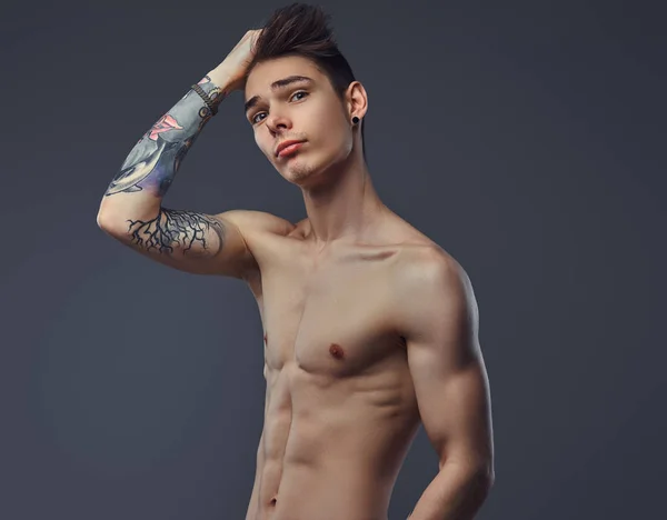 스튜디오에서 머리와 잘생긴 Shirtless Tattoed 사람이 배경에 — 스톡 사진