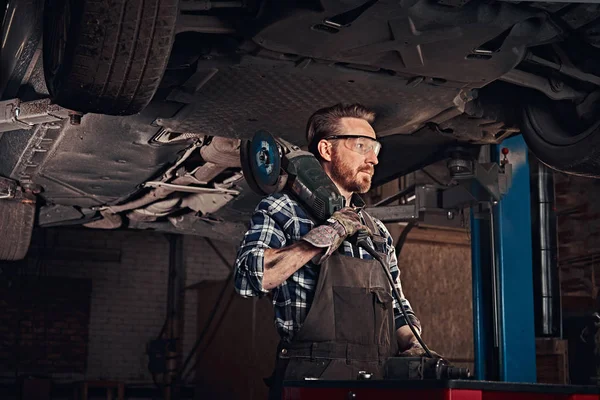 Auto Mechanik Jednolite Okulary Ochronne Posiada Szlifierki Kątowej Stojąc Pod — Zdjęcie stockowe