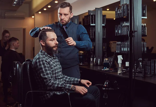 Barbeiro Mestre Elegante Faz Corte Cabelo Para Cliente Corte Cabelo — Fotografia de Stock