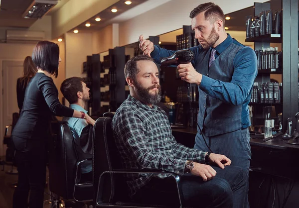 Barbeiro Profissional Trabalhando Com Cliente Salão Cabeleireiro Usa Secador Cabelo — Fotografia de Stock