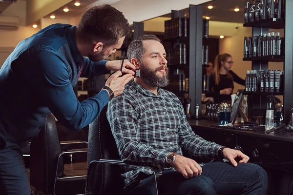 Peluquero Profesional Que Trabaja Con Cliente Una Peluquería Barba Estilo —  Fotos de Stock