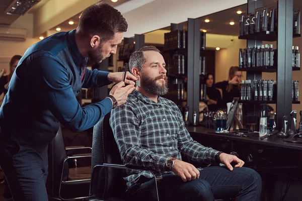 Barbiere Professionista Che Lavora Con Cliente Salone Parrucchiere Styling Barba — Foto Stock