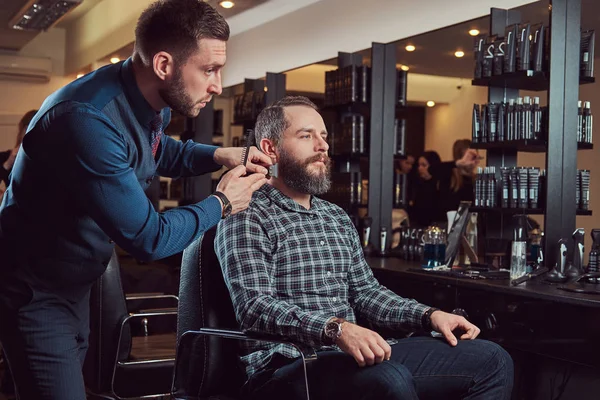 专业理发师与客户在美发沙龙工作 造型胡子与修剪 — 图库照片
