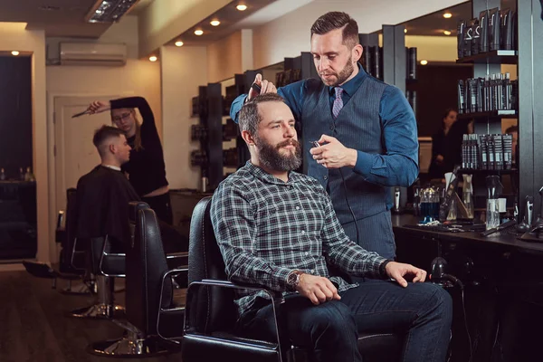 Barbier Professionnel Travaillant Avec Client Dans Salon Coiffure — Photo