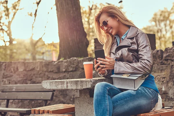 Fröhlich Modische Blonde Bloggerin Entspannt Sich Freien Mit Einem Smartphone — Stockfoto