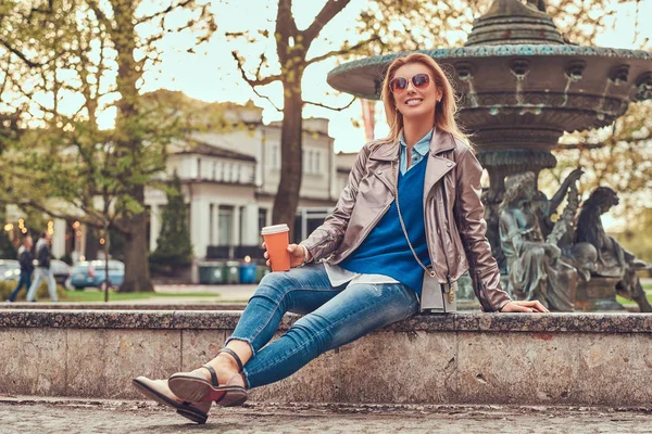 Leende Fashionabla Blond Kvinna Slappnar Utomhus Dricka Takeaway Kaffe Sittande — Stockfoto