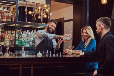 Neşeli acımasız barmen bir tarihte bir akşam geçirmek çekici bir çift hizmet vermektedir..