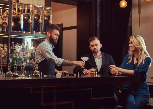 Barman Brutal Elegante Serve Casal Atraente Que Passar Uma Noite — Fotografia de Stock