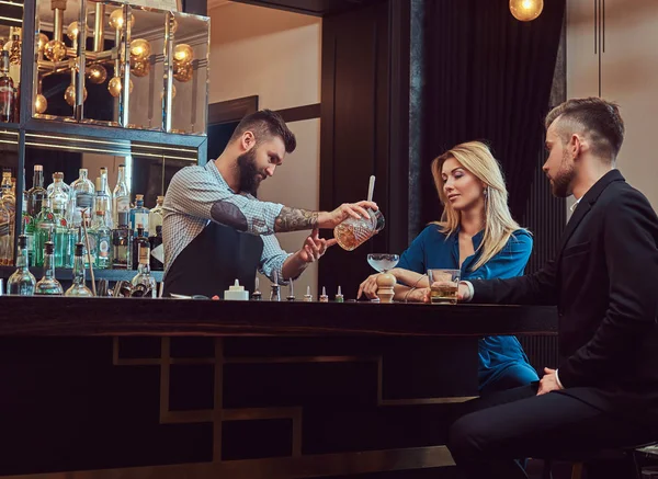 Şık acımasız barmen bir tarihte bir akşam geçirmek çekici bir çift hizmet vermektedir..