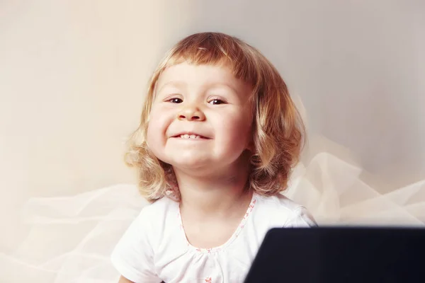 Portrét šťastný roztomilé děvčátko v bílých šatech na bílém pozadí — Stock fotografie