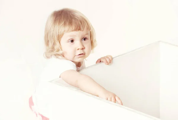 Retrato de uma menina bonita em um vestido branco no fundo branco — Fotografia de Stock