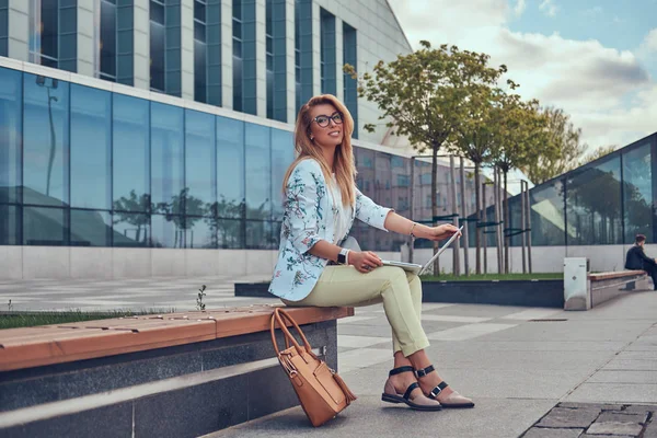 Веселий Стильний Модний Блогер Розслабляється Відкритому Повітрі Працює Ноутбуці Сидячи — стокове фото