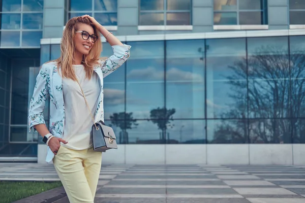 Smiling Beautiful Fashionable Woman Stylish Clothes Glasses Handbag Standing Skyscraper — Stock Photo, Image