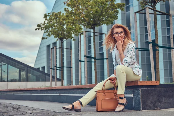 Encantadora Mujer Moda Ropa Elegante Gafas Con Bolso Sentado Banco — Foto de Stock