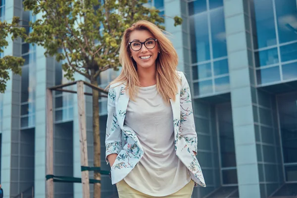 Lächelnde Schöne Modische Frau Stilvoller Kleidung Und Brille Die Vor — Stockfoto