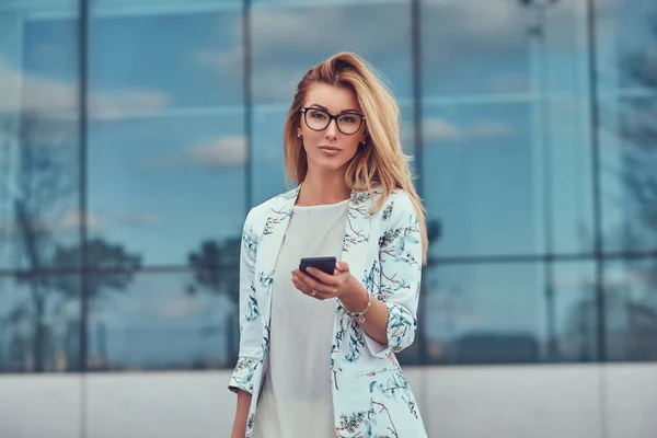 Krásné Módní Ženské Blogger Stylové Oblečení Brýle Kabelku Drží Smartphone — Stock fotografie