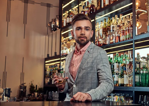 Homem Elegante Bonito Terno Elegante Segura Copo Uísque Bar Contador — Fotografia de Stock