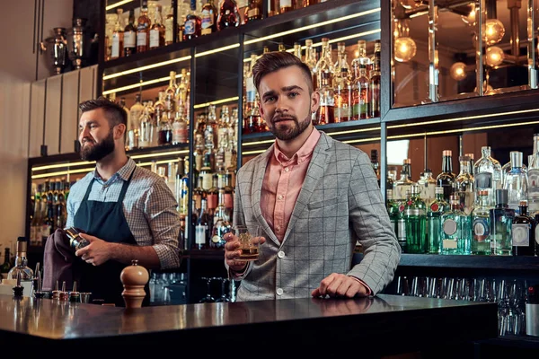 Homem Elegante Bonito Terno Elegante Segura Copo Uísque Bar Contador — Fotografia de Stock
