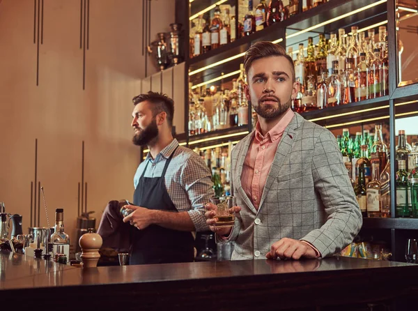 Homem Elegante Bonito Terno Elegante Segura Copo Uísque Bar Contador — Fotografia de Stock