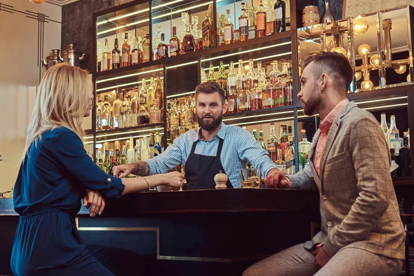 Barman Brutal Elegante Serve Casal Atraente Que Passar Uma Noite — Fotografia de Stock