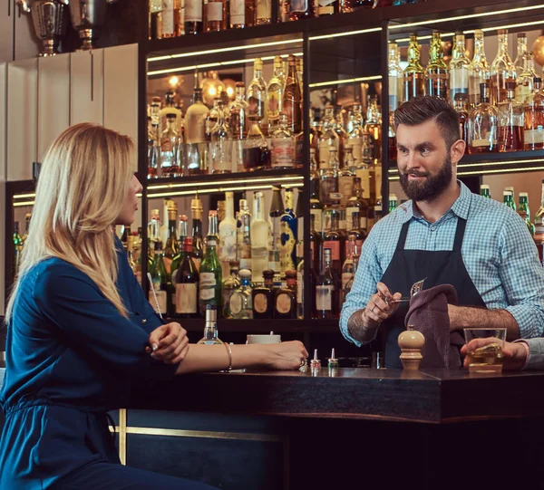 Stylový Brutální Barman Slouží Atraktivní Pár Který Večer Rande — Stock fotografie