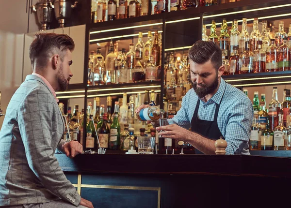 Bir gömlek ve önlük şık acımasız barmen, müşteri sayacı arka plan bar hizmet vermektedir..