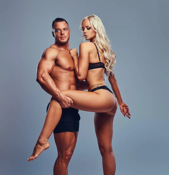 Studio Portret Van Aantrekkelijke Fitness Paar Grijze Achtergrond — Stockfoto