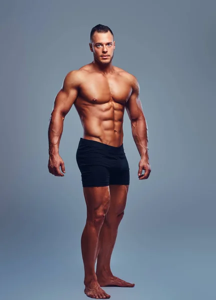 Volledige lichaamsbeeld voor de mannelijke bodybuilder. — Stockfoto