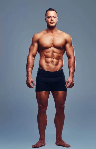 Imagem de corpo inteiro do fisiculturista masculino . — Fotografia de Stock