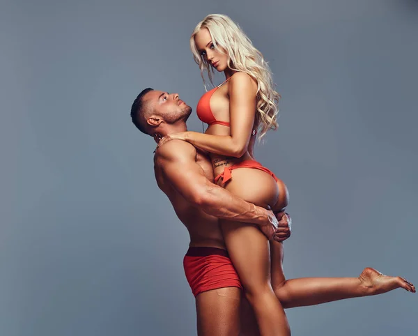 Attraktiva Fitness Par Muskulös Man Håller Armarna Sexig Blond Kvinna — Stockfoto