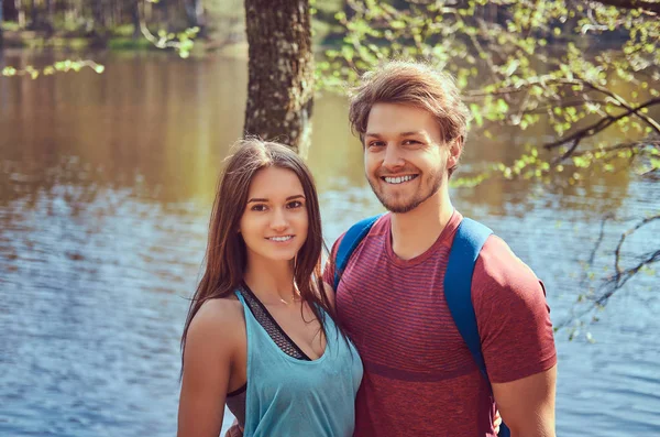 Porträt Eines Schönen Paares Lächelndes Paar Entspannt See Wald — Stockfoto