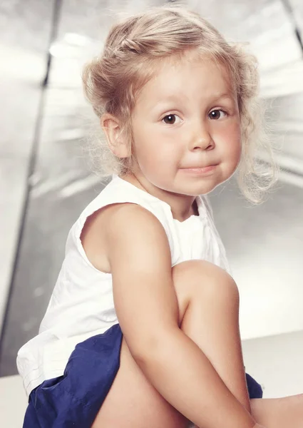 Retrato de estúdio de uma menina bonito em vestido casual . — Fotografia de Stock