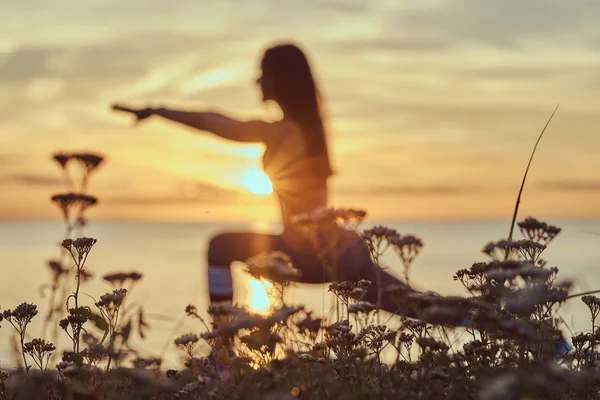 Fitness Kvinna Öva Yoga Stretchingövningar Karaktär Mot Bakgrund Havet Solnedgången — Stockfoto