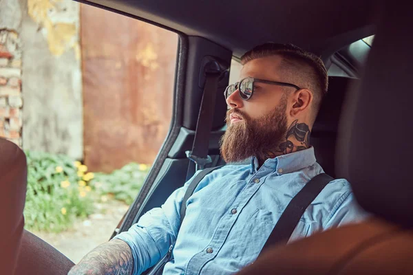 Old Fashioned Tattooed Hipster Guy Shirt Suspenders Sitting Luxury Car — Stock Photo, Image