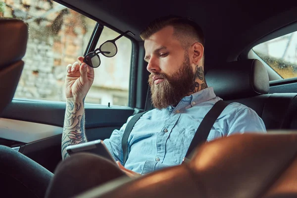 Homem Hipster Tatuado Moda Antiga Com Uma Camisa Com Suspensórios — Fotografia de Stock