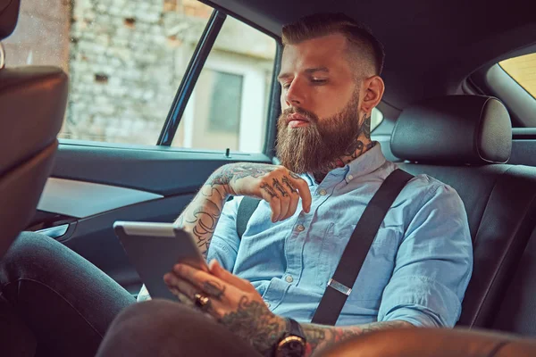 Thoughtful Old Fashioned Tattooed Hipster Guy Shirt Suspenders Using Tablet — Stock Photo, Image