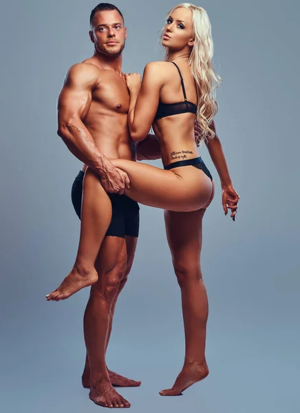 Studio Porträtt Attraktiva Fitness Par Över Grå Bakgrund — Stockfoto