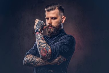 Mavi bir gömlek ve pantolon askısı, bir stüdyoda ayakta dalgın eski moda hippi.