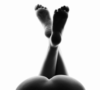 Gölge kızlar vücut, siyah ve beyaz fotoğraf Sanat Nude, kadın kalça ve bacaklar, parlak kontrast.