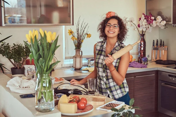 Charmig lockigt spansktalande tjej matlagning i hennes kök. — Stockfoto