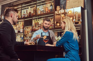 Şık acımasız barmen bir tarihte bir akşam geçirmek çekici bir çift hizmet vermektedir..